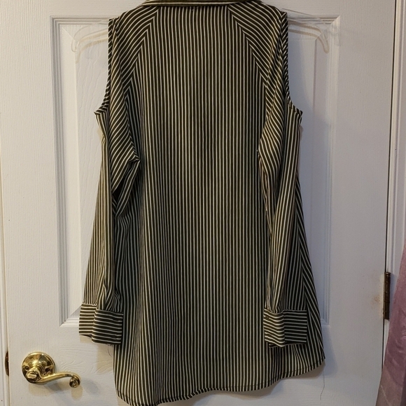 AVAILABLE by Angela Fashion Cold Shoulder Lrg EUC - Picture 9 of 10